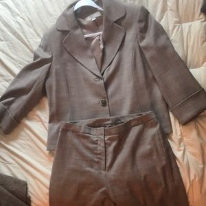 Tahari 2 peice pant suit